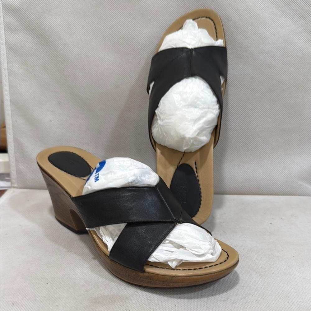 Dansko black leather solder Style 3” wedged heel sandals (sz 10)